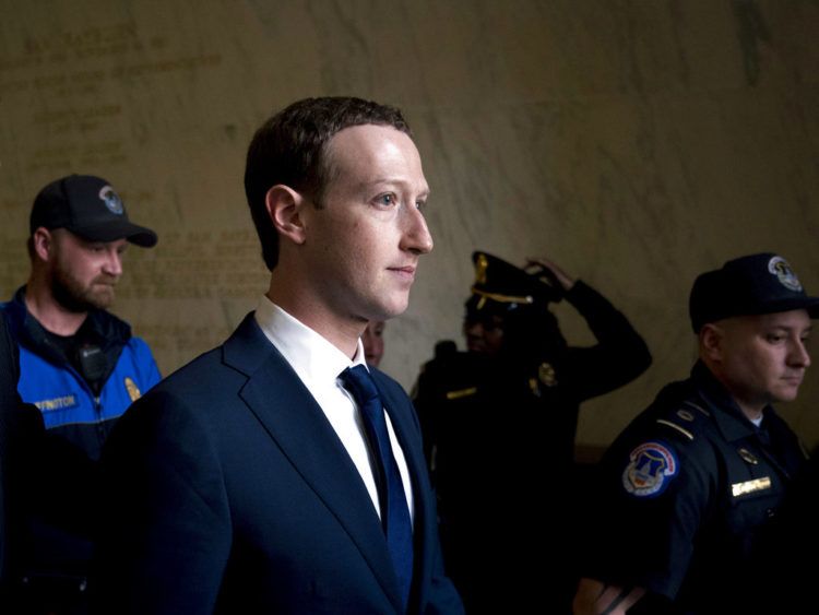 El director general de Facebook, Mark Zuckerberg, el 11 de abril de 2018, sale tras declarar ante el comité de Energía y Comercio de la Cámara de Representantes, en el Capitolio, en Washington, sobre privacidad y el uso de datos por parte de Facebook para dirigir publicidad a los votantes en las elecciones de EEUU de 2016. Foto: Andrew Harnik / AP.