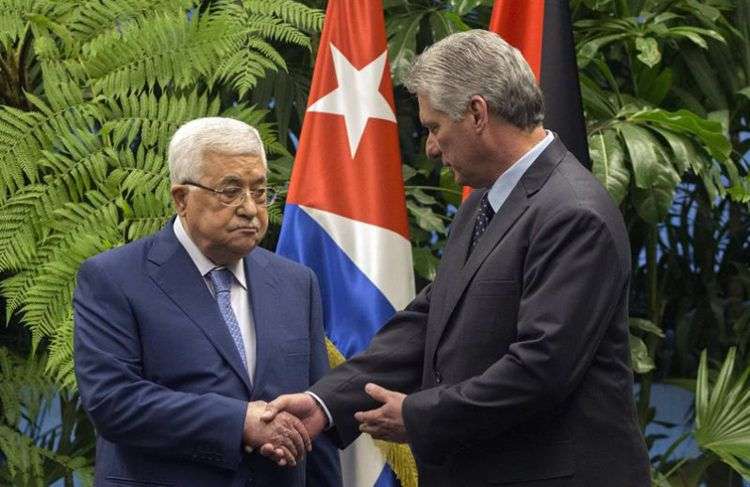 Durante su visita a Cuba, el presidente palestino Mahmoud Abbas se reunió con el nuevo mandatario de la Isla, Miguel Díaz-Canel. Foto: Desmond Boylan / EFE / EPA / POOL.