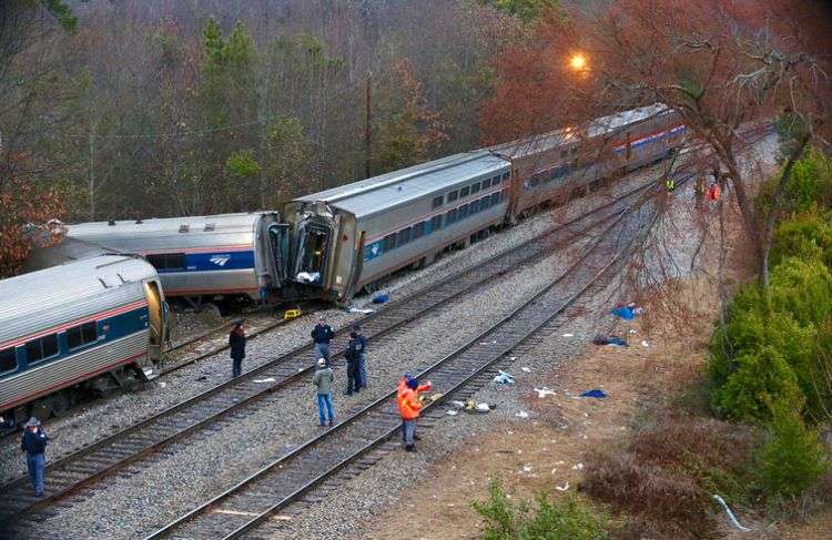Autoridades examinan las causas de un choque de trenes en Cayce, Carolina del Sur, este 4 de febrero de 2018. Foto: Tim Dominick / The State vía AP.