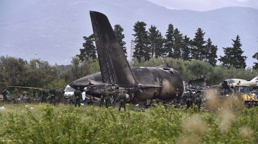 Un avión militar, un Il-76 de fabricación soviética, se estrelló en una zona agrícola de Argelia con un saldo de más de 200 muertos. Foto: @todonoticias / Twitter.
