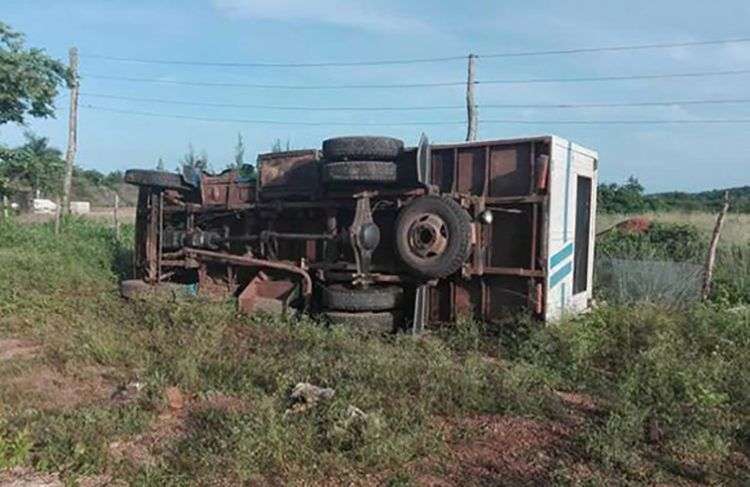 Un accidente en el municipio de Sierra Cubitas, en Camagüey, dejó más treinta heridos. Foto: @angeluis04 / Twitter.