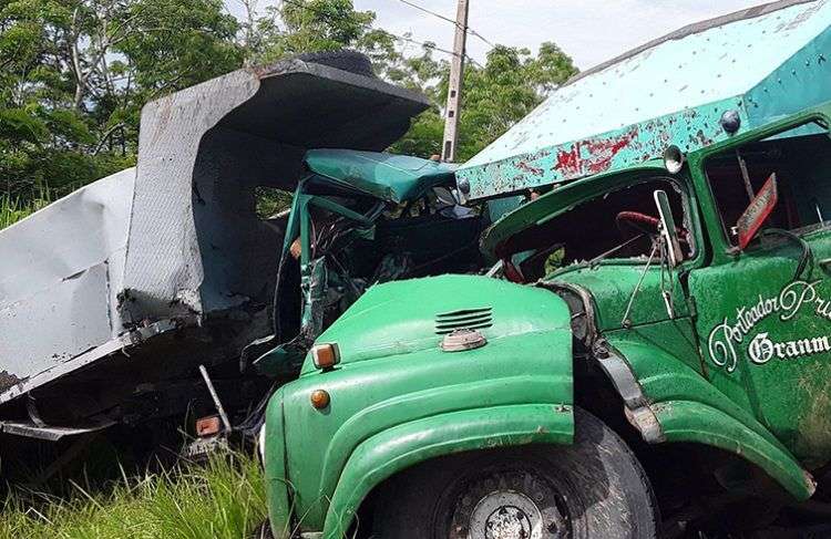 Camiones que impactaron en un accidente de tránsito en la provincia de Granma, en el oriente de Cuba. Foto: La Demajagua / Facebook.