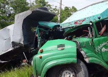 Camiones que impactaron este lunes en un accidente de tránsito en Granma. Foto: La Demajagua / Facebook.