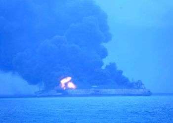 El petrolero con bandera panameña Sanchi arde tras una colisión con un mercante hongkonés cerca de la costa oriental china, el domingo 7 de enero de 2018. Foto: Guardia Costera de Corea del Sur via AP.