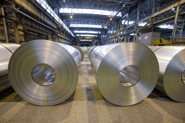 Rollos de acero laminado en la planta de ArcelorMittal en Cuyahoga Heights, Ohio. La Unión Europea publicó el viernes 16 de marzo de 2018 una lista de productos estadounidenses sobre los cuales aplicará aranceles si no se la exime de los aranceles sobre el acero y el aluminio dispuestos por Trump. Foto: Mark Duncan / AP.