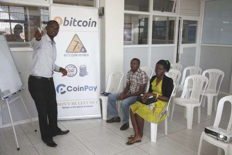El "minero" ugandés Godfrey Kabakak Mumpe ofrece un seminario sobre los bitcoins en Kampala, Uganda. Muchos africanos subsisten invirtiendo en bictoins en un continente con alto desempleo. Foto: Stephen Wandera / AP.