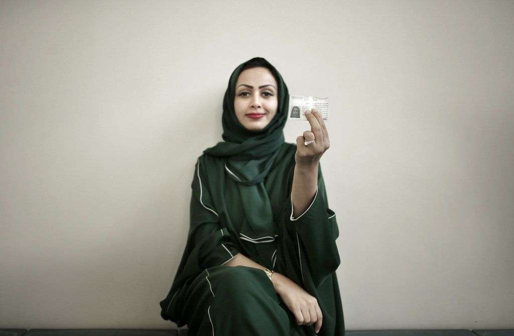Asmaa al-Assdmi, una mujer saudí, muestra su licencia de conducir en Arabia Saudí. Foto: Nariman El-Mofty / AP.