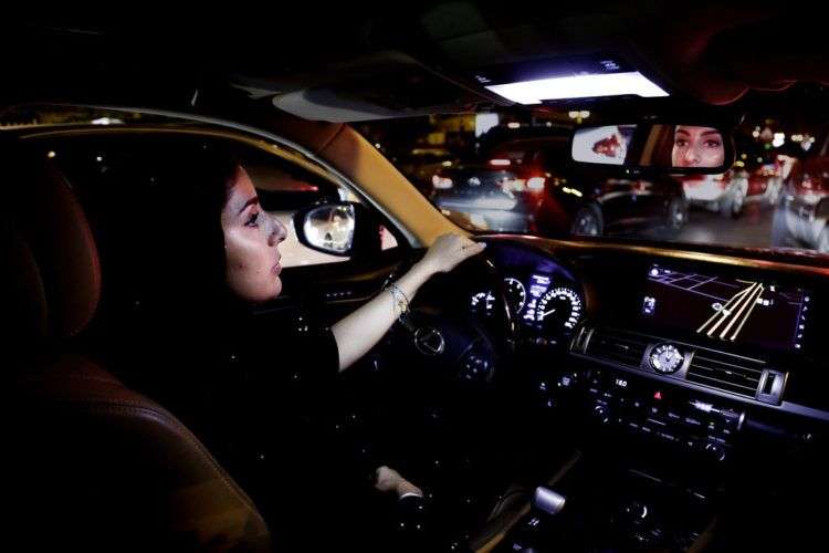 Hessah al-Ajaji conduce su vehículo por la transitada avenida Tahlia en Riad, capital de Arabia Saudi, al inicio del domingo 24 de junio de 2018, apenas derogada la prohibición que se impedía a las mujeres ponerse al volante, la última restricción de su tipo vigente en el mundo. Foto: Nariman El-Mofty/AP.