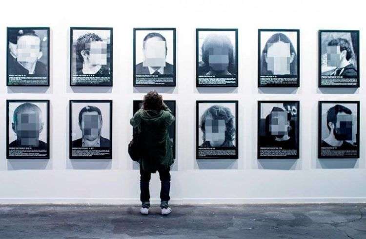 La obra Presos Políticos en la España Contemporánea del artista Santiago Sierra antes de ser retirada de la pared. Foto: Rtve.