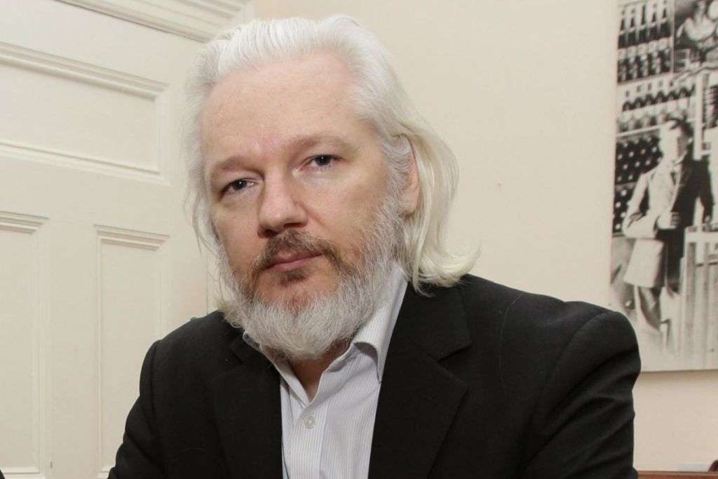 Julian Assange en la embajada ecuatoriana en Londres. Foto: Frank Augstein / AP / Archivo.