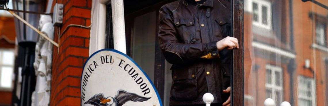 Julian Assange en las afueras de la embajada ecuatoriana en Londres en 2017. Foto: Frank Augstein / AP / Archivo.