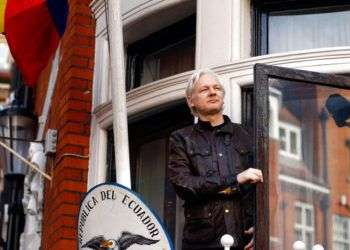 Julian Assange en las afueras de la embajada ecuatoriana en Londres en 2017. Foto: Frank Augstein / AP / Archivo.