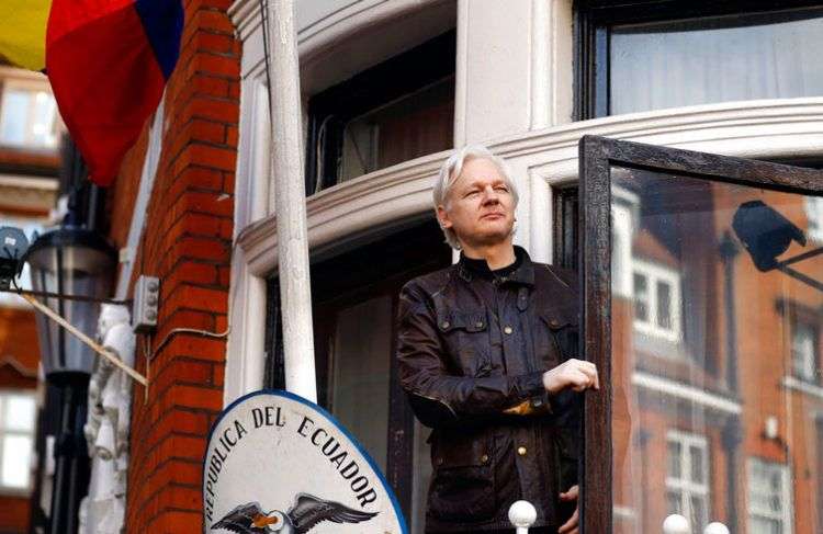 Julian Assange en las afueras de la embajada ecuatoriana en Londres en 2017. Foto: Frank Augstein / AP / Archivo.