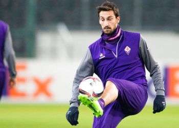 Davide Astori, fallecido este domingo, fue despedido en Florencia por su familia, sus compañeros en el fútbol y los seguidores de la Fiorentina. Foto: Marius Becker / DPA vía AP / Archivo.