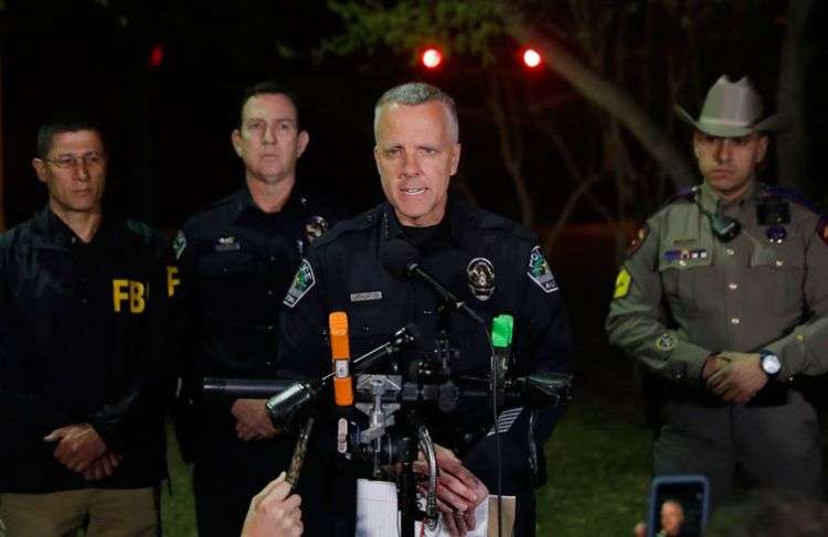 El jefe policial de Austin Brian Manley (centro) en conferencia de prensa el 19 de marzo del 2018 en Austin, Texas, en relación con el estallido reciente de varias bombas en la ciudad. Foto: Eric Gay / AP.