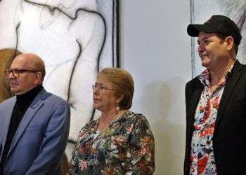 La presidenta de Chile, Michelle Bachelet en un encuentro con artistas cubanos en la Unión Nacional de Escritores y Artistas de Cuba (Uneac). Junto a ella en la foto, el escritor y presidente de la Uneac, Miguel Barnet, y el actor Jorge Perugorría. Foto: Alejandro Ernesto / EFE.