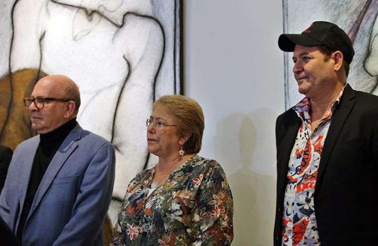 La presidenta de Chile, Michelle Bachelet en un encuentro con artistas cubanos en la Unión Nacional de Escritores y Artistas de Cuba (Uneac). Junto a ella en la foto, el escritor y presidente de la Uneac, Miguel Barnet, y el actor Jorge Perugorría. Foto: Alejandro Ernesto / EFE.