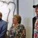 La presidenta de Chile, Michelle Bachelet en un encuentro con artistas cubanos en la Unión Nacional de Escritores y Artistas de Cuba (Uneac). Junto a ella en la foto, el escritor y presidente de la Uneac, Miguel Barnet, y el actor Jorge Perugorría. Foto: Alejandro Ernesto / EFE.