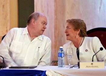 La presidenta de Chile, Michelle Bachelet (d), conversa con el ministro cubano para el Comercio Exterior y la Inversión Extranjera, Rodrigo Malmierca (i), este lunes durante un foro empresarial entre Chile y Cuba. Foto: Ernesto Mastrascusa / EFE.