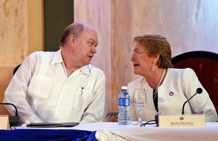 La presidenta de Chile, Michelle Bachelet (d), conversa con el ministro cubano para el Comercio Exterior y la Inversión Extranjera, Rodrigo Malmierca (i), este lunes durante un foro empresarial entre Chile y Cuba. Foto: Ernesto Mastrascusa / EFE.