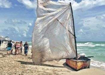 Embarcación rústica utilizada por "balseros", con la que llegaron a Miami Beach 12 cubanos en 2015. Foto: ahoranoticias.cl