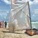 Embarcación rústica utilizada por "balseros", con la que llegaron a Miami Beach 12 cubanos en 2015. Foto: ahoranoticias.cl