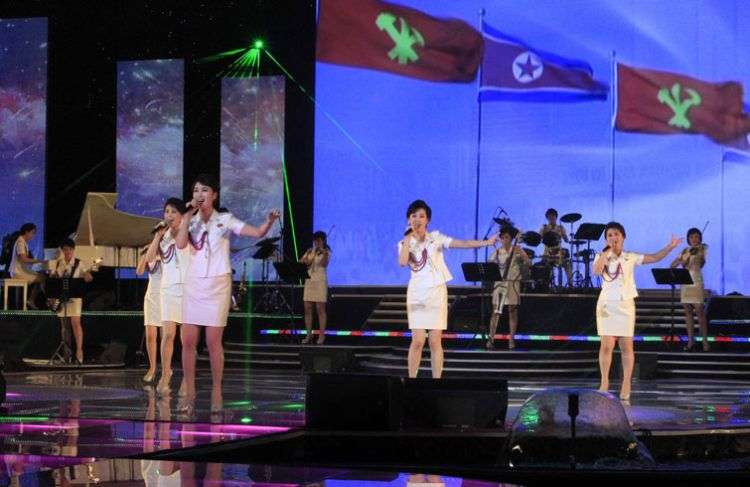 La banda de pop Moranbong, formada por jóvenes seleccionadas por el gobernante norcoreano Kim Jong Un, podría formar parte de la delegación de Corea del Norte a los Juegos Olímpicos de Pyeongchang. Foto: AP.