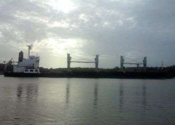 Buque que encalló en la bahía de Cienfuegos con un cargamento de arroz. Foto: Adonis Subit / Facebook.