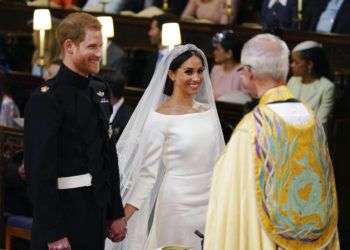 El príncipe Enrique y Meghan Markle durante la ceremonia de su boda en la Capilla de San Jorge, en el Castillo de Windsor, el sábado 19 de mayo del 2018. (Dominic Lipinksi/pool photo via AP)