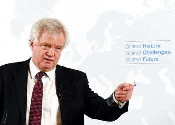 El principal negociador británico del Brexit, David Davis, habla en Viena este martes 20 de febrero de 2018, durante una gira por las capitales europeas en busca de acuerdos comerciales y de seguridad. Foto: Roland Schlager / Pool vía AP.