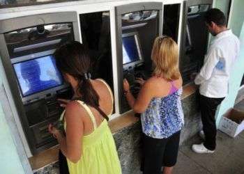 Cuba permitirá usar tarjetas internacionales con chip en sus cajeros automáticos a partir de 2018. Foto: Periódico 26.