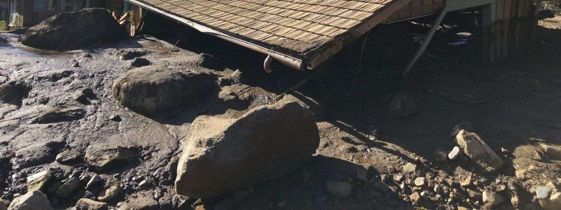 Los escombros que dejaron las fuertes lluvias en la ciudad de Montecito, California. Foto: Mike Eliason / Departamento de Bomberos del condado de Santa Bárbara vía AP.