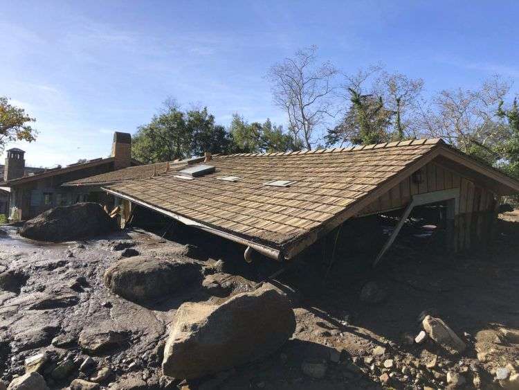 Los escombros que dejaron las fuertes lluvias en la ciudad de Montecito, California. Foto: Mike Eliason / Departamento de Bomberos del condado de Santa Bárbara vía AP.