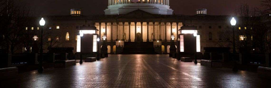 Vista del Capitolio tras una noche de negociaciones presupuestarias, en Washington, este 21 de marzo de 2018. Foto: J. Scott Applewhite / AP.