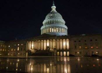 El Senado de Estados Unidos aprobó en la madrugada del 9 de febrero de 2018 un masivo acuerdo presupuestario bipartidista y una ley de gasto para poner fin a un breve cierre gubernamental. El plan pasó a la Cámara de Representantes. Foto: Jon Elswic / AP.