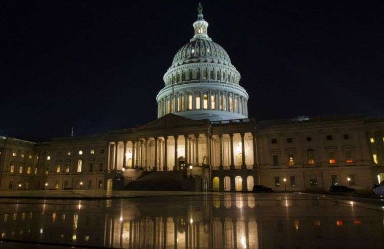 El Senado de Estados Unidos aprobó en la madrugada del 9 de febrero de 2018 un masivo acuerdo presupuestario bipartidista y una ley de gasto para poner fin a un breve cierre gubernamental. El plan pasó a la Cámara de Representantes. Foto: Jon Elswic / AP.