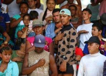 Hondureños cantan su himno nacional durante la caravana Viacrucis Migrante organizada por el grupo activista Pueblo Sin Fronteras en Matías Romero, estado de Oaxaca, en México, el lunes 2 de abril de 2018. Foto: Félix Márquez / AP.