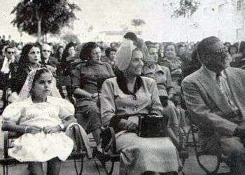 Carmelina Arechabala (centro), al lado de su hija Teresita. Foto: recorte de prensa de la época.