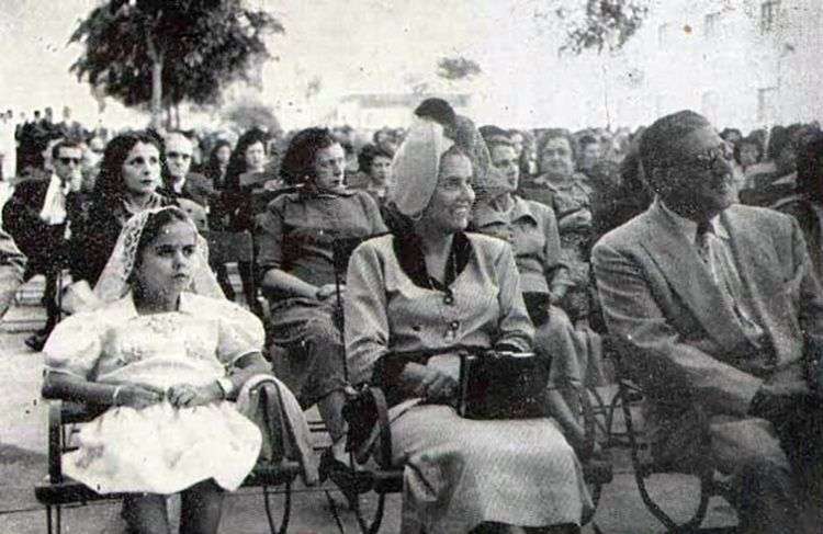 Carmelina Arechabala (centro), al lado de su hija Teresita. Foto: recorte de prensa de la época.