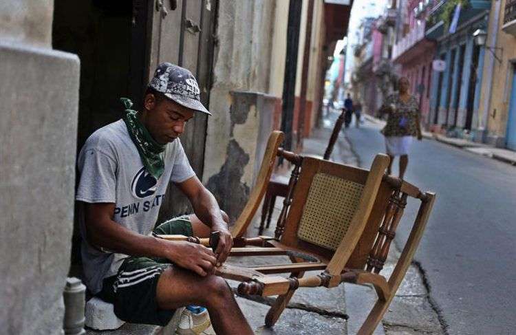 Los cubanos podrán tener una sola licencia para el trabajo privado. Foto: Alejandro Ernesto / EFE.