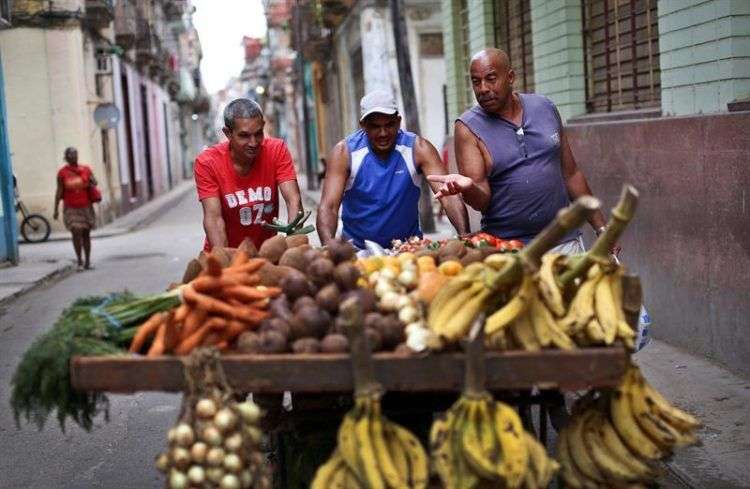 Tres hombres empujan una carretilla en La Habana, hoy 16 de abril de 2018, a pocos días de que Raúl Castro deje la presidencia y sea elegido un nuevo mandatario. Foto: Alejandro Ernesto / EFE.