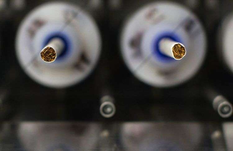 Foto de archivo que muestra cigarrillos de prueba en una máquina fumadora en un laboratorio de los Centros para la Prevención y Control de Enfermedades en Atlanta, en 2016. Foto: Branden Camp / AP.