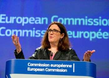 La comisaria de Comercio de la Unión Europea, Cecilia Malmstroem, durante una conferencia de prensa en la sede de la UE en Bruselas este 7 de marzo de 2018. Foto: Virginia Mayo / AP.