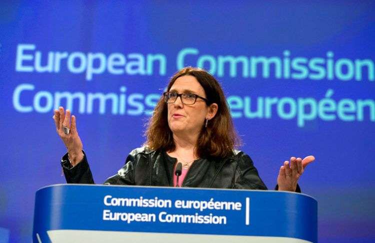La comisaria de Comercio de la Unión Europea, Cecilia Malmstroem, durante una conferencia de prensa en la sede de la UE en Bruselas este 7 de marzo de 2018. Foto: Virginia Mayo / AP.