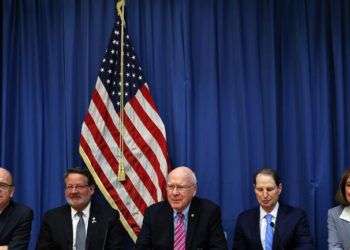 Los senadores estadounidenses Patrick Leahy (c), por el estado de Vermont; Gary Peters (2-i), por Michigan, y Ron Wyden (d), por Oregón, participan junto a los representantes Jim McGovern (i), de Massachusetts, y Susan Davis (d), de California, en rueda de prensa hoy, en la embajada de Estados Unidos, en La Habana. Foto: Alejandro Ernesto / EFE.