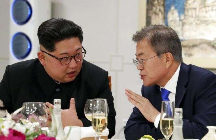 Fotografía del 27 de abril de 2018 del líder de Corea del Norte, Kim Jong Un y el presidente de Corea del Sur, Moon Jae-in, durante un banquete en la aldea fronteriza de Panmunjom, en la Zona Desmilitarizada de Corea del Sur. Foto: Pool de prensa de la cumbre coreana vía AP.