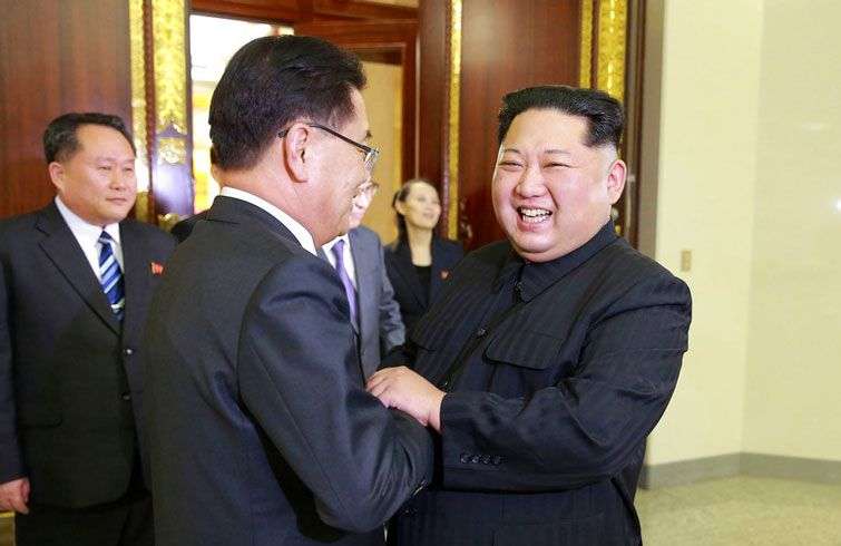 El líder norcoreano Kim Jong Un (derecha), saluda al director de seguridad nacional de Corea del Sur, Chung Eui-yong (izquierda), durante una visita de este último a Pyongyang. Foto: Agencia Central Coreana de Noticias vía AP.