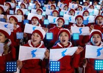 Integrantes de la delegación norcoreana portan banderas del equipo coreano unido en los Juegos Olímpicos de Invierno en Pyeongchang, Corea del Sur. Foto: Natacha Pisarenko / AP.