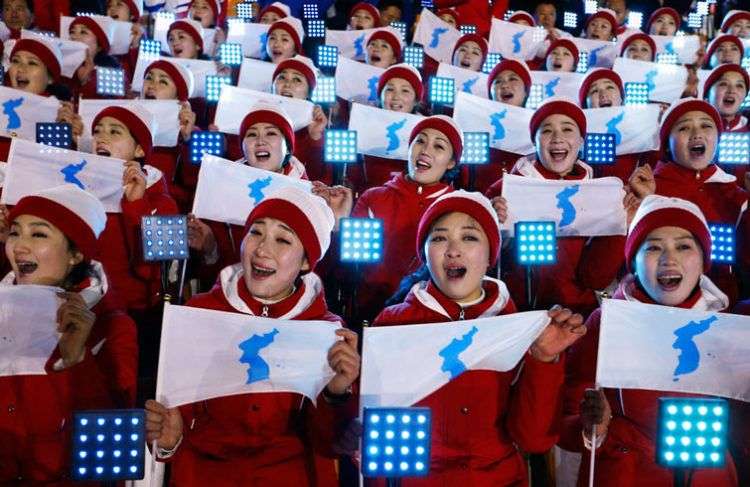 Integrantes de la delegación norcoreana portan banderas del equipo coreano unido en los Juegos Olímpicos de Invierno en Pyeongchang, Corea del Sur. Foto: Natacha Pisarenko / AP.