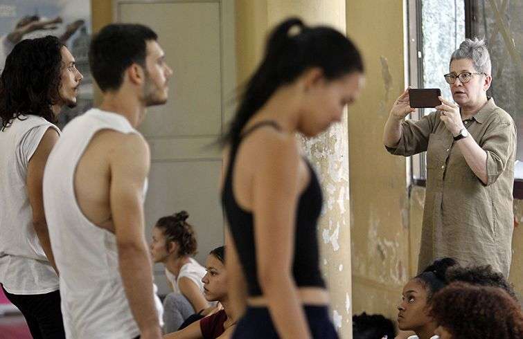La coreógrafa británica, Lea Anderson (d), graba un ensayo como parte de su colaboración con Danza Contemporánea de Cuba, en La Habana. Foto: Ernesto Mastrascusa / EFE.